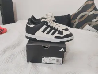 Zapatillas Adidas Negras y Blancas