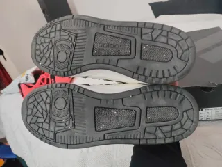 Zapatillas Adidas Negras y Blancas