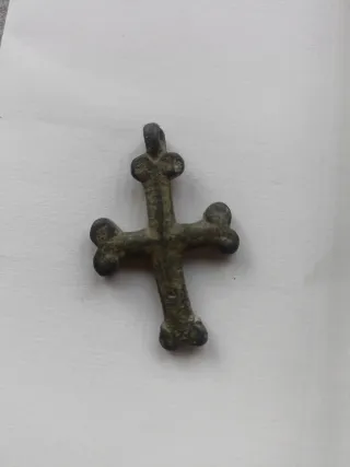 Crucifijo medieval de bronce