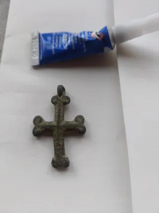 Crucifijo medieval de bronce