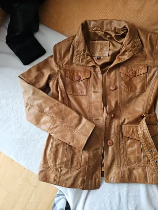 Cazadora de cuero para mujer