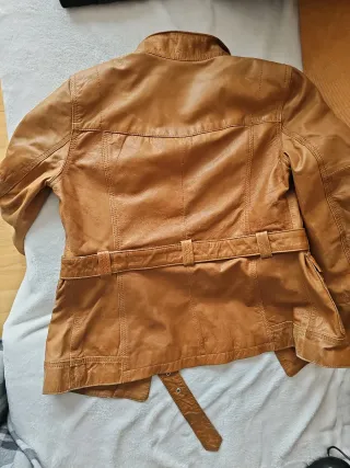 Cazadora de cuero para mujer