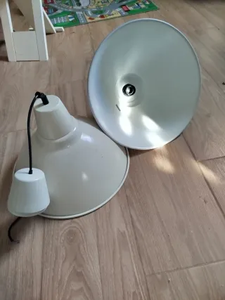 2 lámparas de techo, una gris y otra blanca