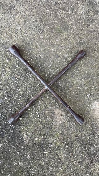 chiave a croce per bulloni