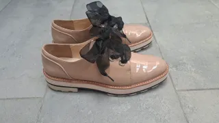 Zapatos Zara charol beige cordones negros de tul.