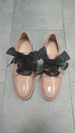 Zapatos Zara charol beige cordones negros de tul.