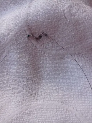 Collar plateado con colgante rojo