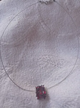 Collar plateado con colgante rojo