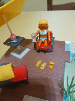 Piscina Playmobil con figuras