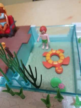 Piscina Playmobil con figuras