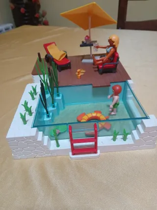 Piscina Playmobil con figuras
