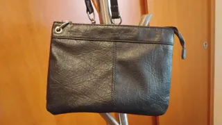 Bolso negro con cadena