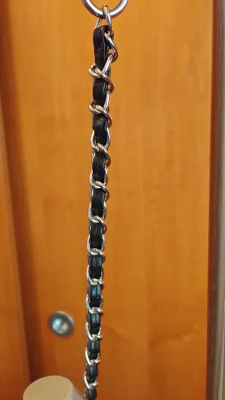 Bolso negro con cadena