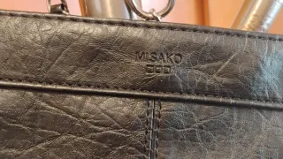 Bolso negro con cadena