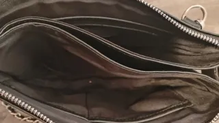 Bolso negro con cadena