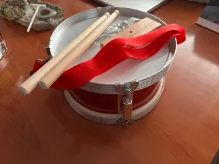 Tambor infantil rojo con baquetas