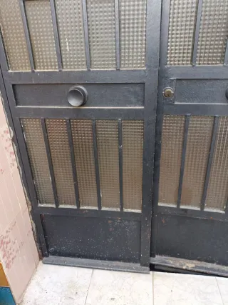 Puerta de hierro con cristal