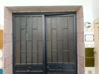 Puerta de hierro con cristal
