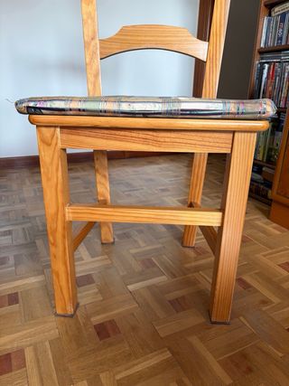 Juego de 3 sillas de madera con tapicería floral.