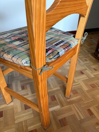 Juego de 3 sillas de madera con tapicería floral.