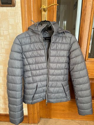 Cazadora Zara azul claro acolchada con capucha