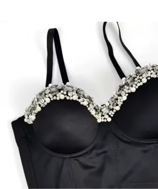 Corpiño negro con pedrería plateada y perlas