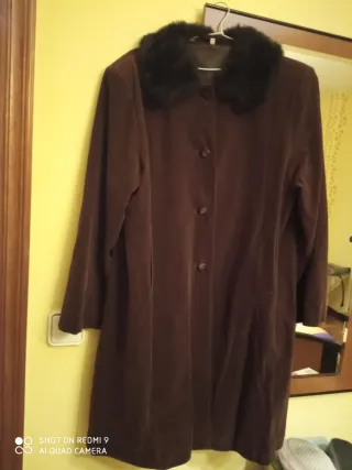 Abrigo señora marrón con cuello de pelo