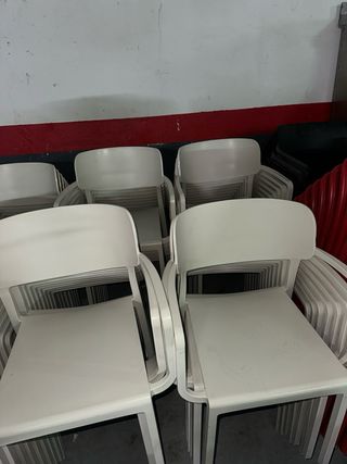 Sillas de plástico duro apilables a 12€ cada una