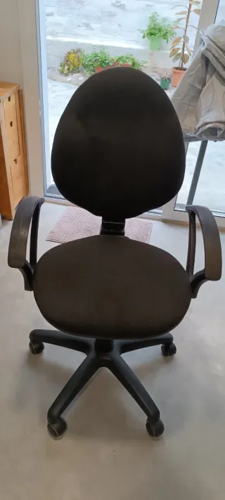 Sillón de oficina negro