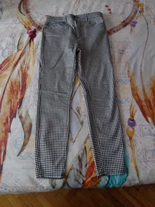 Pantalones Stradivarius cuadros blanco y negro