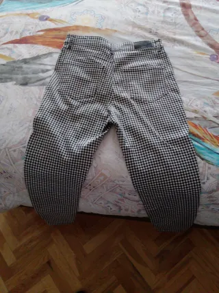 Pantalones Stradivarius cuadros blanco y negro
