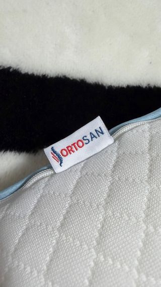 Almohada viscoelástica blanca con ribete azul