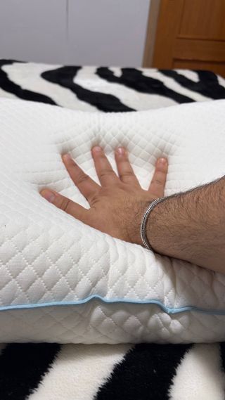 Almohada viscoelástica blanca con ribete azul