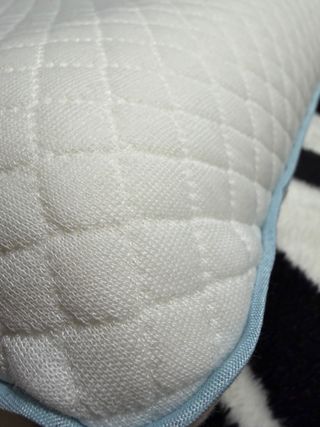 Almohada viscoelástica blanca con ribete azul