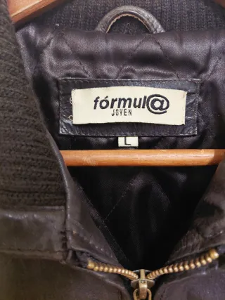 Chaquetón vintage de cuero marrón con cremallera.