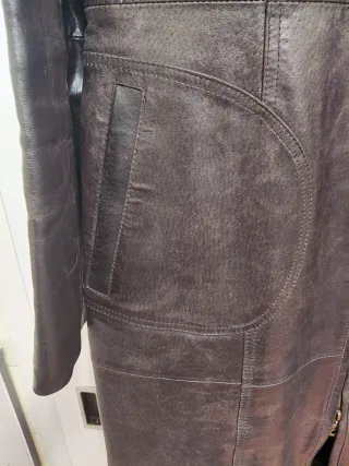 Chaquetón vintage de cuero marrón con cremallera.