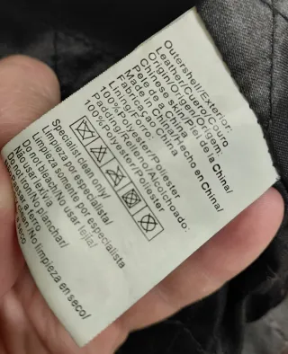 Chaquetón vintage de cuero marrón con cremallera.