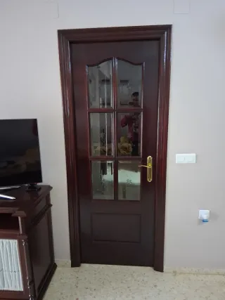 Puerta de madera color nogal con cristal