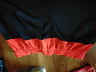 Pantalón chándal Adidas negro y naranja