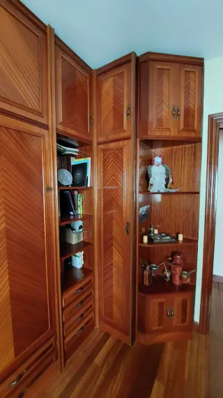 Guardaroba in legno con porte e cassetti