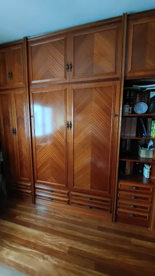 Guardaroba in legno con porte e cassetti