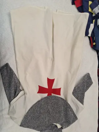 Disfraz caballero templario con capa roja