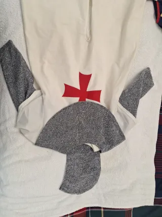 Disfraz caballero templario con capa roja