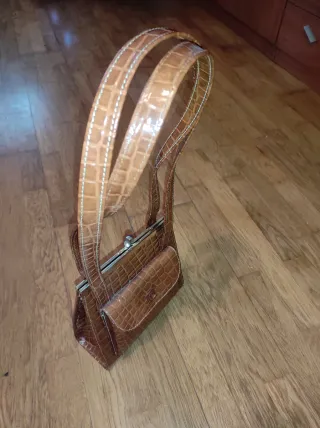 Bolso de hombro marrón con textura