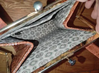 Bolso de hombro marrón con textura