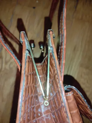 Bolso de hombro marrón con textura