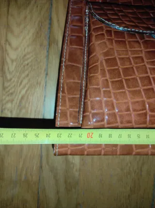 Bolso de hombro marrón con textura