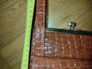 Bolso de hombro marrón con textura