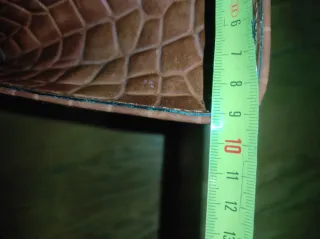 Bolso de hombro marrón con textura