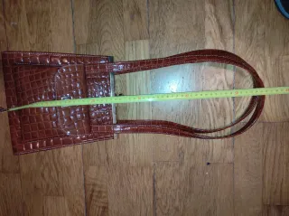 Bolso de hombro marrón con textura